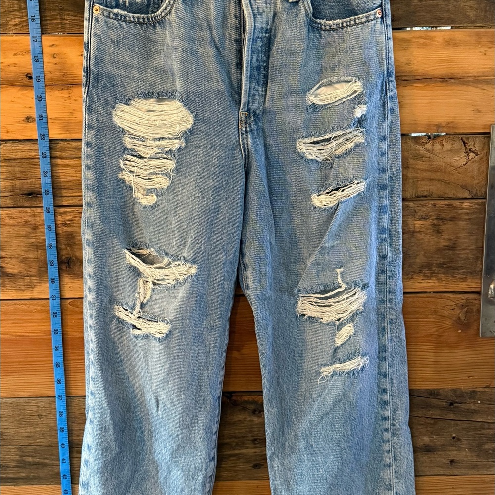 Levi’s Ribcage Straight Ankle Jeans – Size 28 (Distressed)